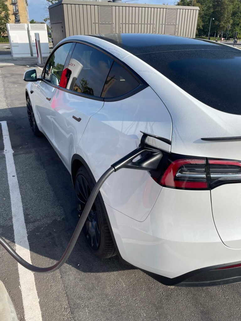 Tesla Model Y opladning ved supercharger