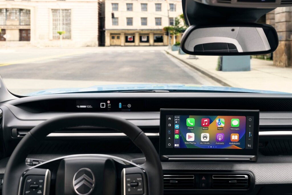 Kabinen i E-C3 med Apple Carplay og Android Auto